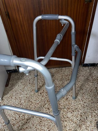 Andador Fijo y Plegable. Ortopedia.