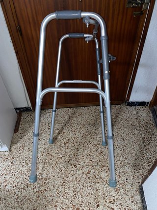 Andador Fijo y Plegable. Ortopedia.