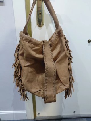 Bolso de piel Zara con flecos