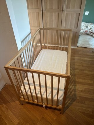Cuna de bebé de madera regalo un colchón extra.