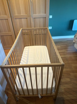 Cuna de bebé de madera regalo un colchón extra.