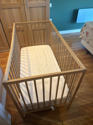 Cuna de bebé de madera regalo un colchón extra.
