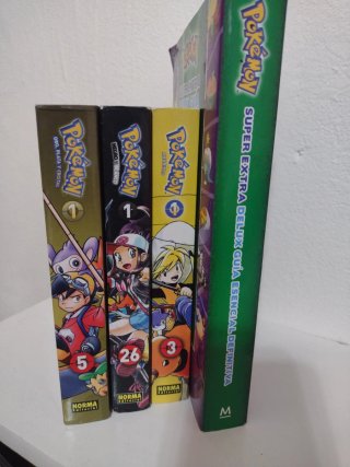 4 libros de colección POKEMON diferentes años.