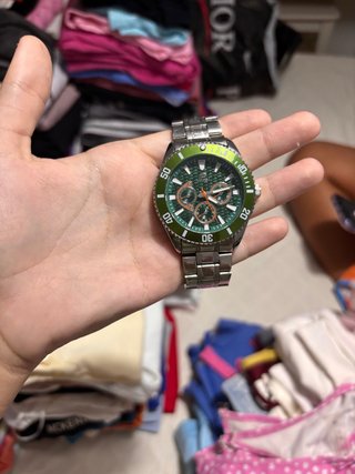 Reloj de pulsera plateado y verde