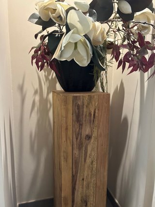 Tarima de madera con flores artificiales