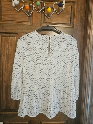 Blusa blanca con lunares negros