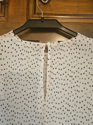 Blusa blanca con lunares negros