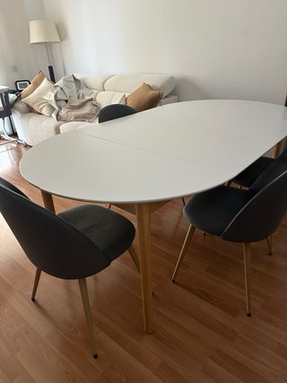 Silla de comedor gris con patas de madera y mesa
