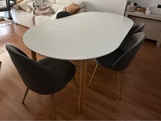 Silla de comedor gris con patas de madera y mesa