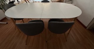 Silla de comedor gris con patas de madera y mesa