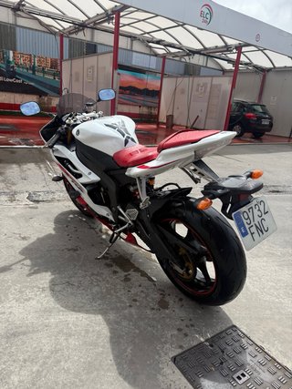 Yamaha R6 Roja y Blanca