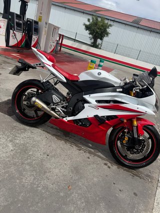 Yamaha R6 Roja y Blanca