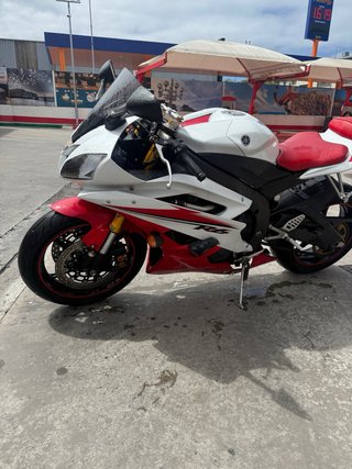 Yamaha R6 Roja y Blanca