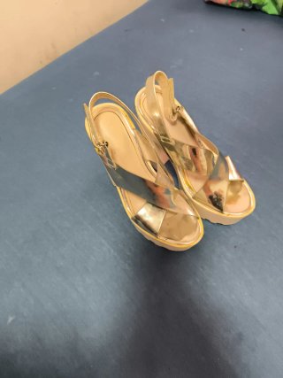 Zapatos de tacón dorados mujer