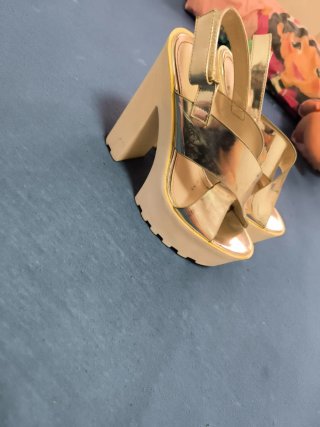 Zapatos de tacón dorados mujer