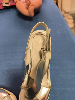 Zapatos de tacón dorados mujer