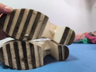 Zapatos de tacón dorados mujer