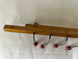 Porta cravatte vintage in legno con pomelli rossi