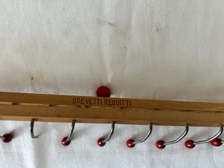 Porta cravatte vintage in legno con pomelli rossi