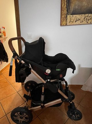 Carrito de bebé negro y dorado