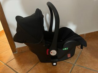 Carrito de bebé negro y dorado
