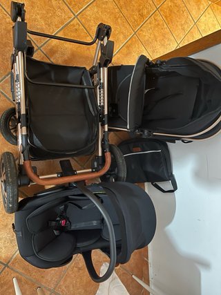 Carrito de bebé negro y dorado