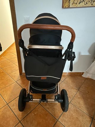 Carrito de bebé negro y dorado