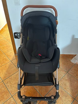 Carrito de bebé negro y dorado
