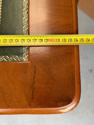 Escritorio y silla de madera y piel