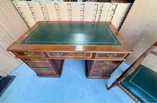 Escritorio y silla de madera y piel
