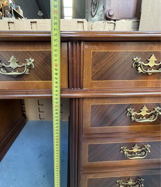 Escritorio y silla de madera y piel