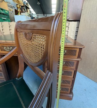 Escritorio y silla de madera y piel