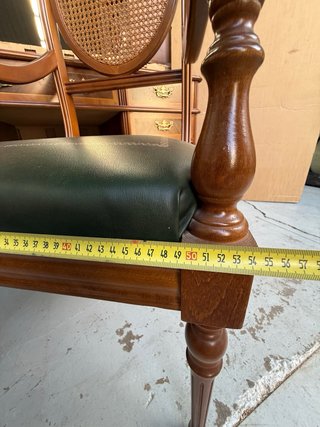 Escritorio y silla de madera y piel