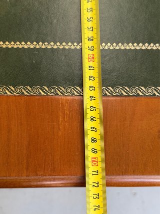Escritorio y silla de madera y piel