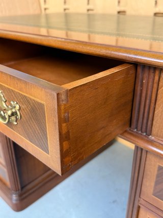 Escritorio y silla de madera y piel
