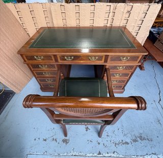 Escritorio y silla de madera y piel