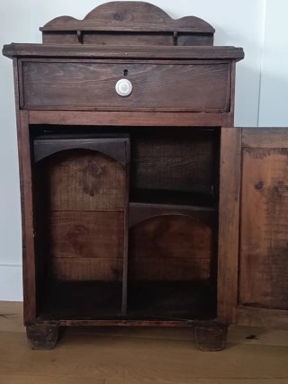 Mesita de noche antigua de madera