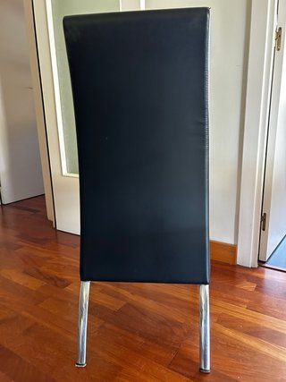 Sillas de comedor negras y plateadas