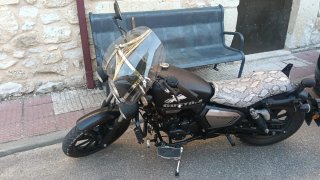 Moto Keeway 125 Cruiser Negra y Plateada