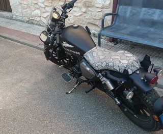 Moto Keeway 125 Cruiser Negra y Plateada