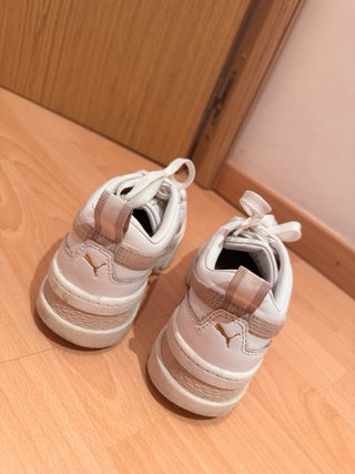 Zapatillas Puma Beige y Blancas