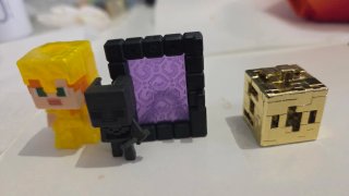 Muñecos Minecraft Kinder Joy precio de cada uno
