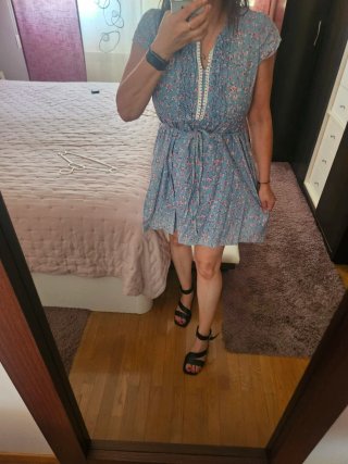 Vestido floral azul con cinturón