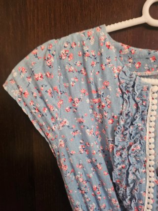 Vestido floral azul con cinturón