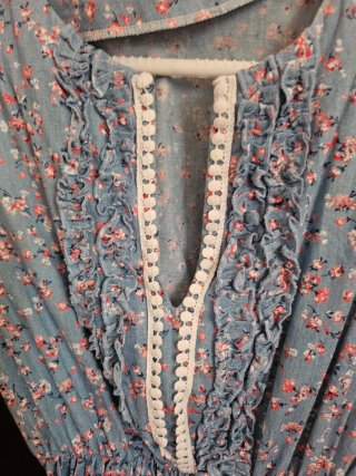 Vestido floral azul con cinturón