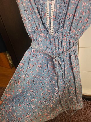 Vestido floral azul con cinturón