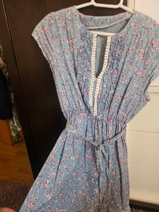 Vestido floral azul con cinturón