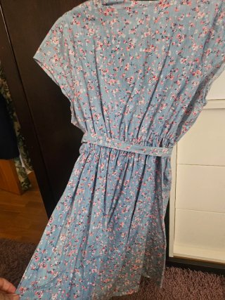 Vestido floral azul con cinturón
