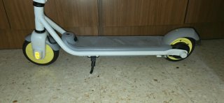 Patinete Eléctrico Blanco y Gris ninebot,