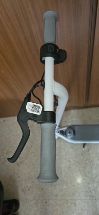 Patinete Eléctrico Blanco y Gris ninebot,